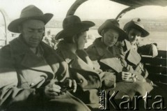 Lata 40., Khanaquin (Chanakin), Irak.
W ciężarówce na pace.
Fot. NN, kolekcja 5 Kresowej Dywizji Piechoty, zbiory Biblioteki Polskiej im. Ignacego Domeyki w Buenos Aires (Biblioteca Polaca Ignacio Domeyko), reprodukcje cyfrowe w Ośrodku KARTA w Warszawie 



