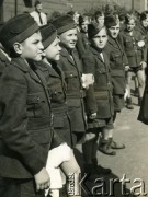 Lata 40., Khanaquin (Chanakin), Irak.
Apel w obozie wojskowym junaków.
Fot. NN, kolekcja 5 Kresowej Dywizji Piechoty, zbiory Biblioteki Polskiej im. Ignacego Domeyki w Buenos Aires (Biblioteca Polaca Ignacio Domeyko), reprodukcje cyfrowe w Ośrodku KARTA w Warszawie 


