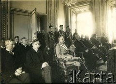 1926-1933, Warszawa, Polska.
Uroczystość z udziałem prezydenta Ignacego Mościckiego i marszałek Józefa Piłsudskiego na Zamku Królewskim.
Fot. NN, kolekcja ppłk. Feliksa Machnowskiego, zbiory Biblioteki Polskiej im. Ignacego Domeyki w Buenos Aires (Biblioteca Polaca Ignacio Domeyko), reprodukcje cyfrowe w Ośrodku KARTA w Warszawie 
