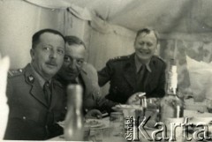 1943-44, prawdopodobnie Khánaqín, Iraku.
Posiłek w bazie. Pierwszy z lewej ppłk. Feliks Machnowski. 5 Wileńska Brygada Piechoty została sformowana w marcu 1943 roku na bazie 3 i 4 BS. 
Fot. NN, kolekcja ppłk. Feliksa Machnowskiego, zbiory Biblioteki Polskiej im. Ignacego Domeyki w Buenos Aires (Biblioteca Polaca Ignacio Domeyko), reprodukcje cyfrowe w Ośrodku KARTA w Warszawie 
