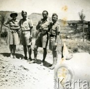 Kwiecień 1943, Irak.
Obóz wojskowy, widoczni żołnierze 5 Wileńska Brygada Piechoty.
Fot. NN, kolekcja ppłk. Feliksa Machnowskiego, zbiory Biblioteki Polskiej im. Ignacego Domeyki w Buenos Aires (Biblioteca Polaca Ignacio Domeyko), reprodukcje cyfrowe w Ośrodku KARTA w Warszawie 
