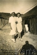 1943, Khanaquin, Irak.
Pracowniczki szpitala polowego Pomocniczej Służby Kobiet (PSK, Pestki)- matka z córką wracają po dyżurze do namiotu. Szpital funkcjonował przy 5 Kresowej Dywizji Piechoty (5 KDP)  w składzie 2 Korpusu Polskiego. 
Fot. NN, kolekcja Janiny Żylińskiej, zbiory Biblioteki Polskiej im. Ignacego Domeyki w Buenos Aires (Biblioteca Polaca Ignacio Domeyko), reprodukcje cyfrowe w Ośrodku KARTA w Warszawie 



 


 



