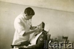 1944-1945, Ankona, Włochy.
W szpitalu polowym w gabinecie stomatologicznym Pomocniczej Służby Kobiet (PSK, Pestki) działajacym przy 5 Kresowej Dywizji Piechoty (5 KDP) w składzie 2 Korpusu Polskiego  jednostki piechoty Polskich Sił Zbrojnych na Zachodzie, sformowanej w marcu 1943 roku na bazie utworzonych jeszcze w ZSRR 5 i 6 DP. 
Fot. NN, kolekcja Janiny Żylińskiej, zbiory Biblioteki Polskiej im. Ignacego Domeyki w Buenos Aires (Biblioteca Polaca Ignacio Domeyko), reprodukcje cyfrowe w Ośrodku KARTA w Warszawie 



 


 


