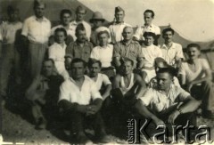 1943, Khanaquin,Irak.
Żołnierze 5 Kresowej Dywizji Piechoty (5 KDP)  w składzie 2 Korpusu Polskiego  jednostki piechoty Polskich Sił Zbrojnych na Zachodzie, sformowanej w marcu 1943 roku na bazie utworzonych jeszcze w ZSRR 5 i 6 DP. 
Fot. NN, kolekcja Janiny Żylińskiej, zbiory Biblioteki Polskiej im. Ignacego Domeyki w Buenos Aires (Biblioteca Polaca Ignacio Domeyko), reprodukcje cyfrowe w Ośrodku KARTA w Warszawie 



 


 


