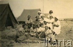 1943, Khanaquin, Irak.
Żołnierze 5 Kresowej Dywizji Piechoty (5 KDP) i pracownicy szpitala polowego PSK. Jednostka piechoty Polskich Sił Zbrojnych na Zachodzie, sformowana została w marcu 1943 roku na bazie utworzonych jeszcze w ZSRR 5 i 6 DP. 
Fot. NN, kolekcja Janiny Żylińskiej, zbiory Biblioteki Polskiej im. Ignacego Domeyki w Buenos Aires (Biblioteca Polaca Ignacio Domeyko), reprodukcje cyfrowe w Ośrodku KARTA w Warszawie 



 


 


