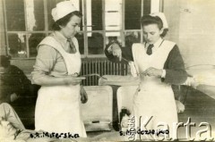 1944-1945, Ankona, Włochy.
Pracowniczki szpitala polowego Pomocniczej Służby Kobiet (PSK, Pestki) - s.R. Miterska i s. M. Koziejko podczas zmiany opatrunku. Szpital działał przy 5 Kresowej Dywizji Piechoty (5 KDP) w składzie 2 Korpusu Polskiego. 
Fot. NN, kolekcja Janiny Żylińskiej, zbiory Biblioteki Polskiej im. Ignacego Domeyki w Buenos Aires (Biblioteca Polaca Ignacio Domeyko), reprodukcje cyfrowe w Ośrodku KARTA w Warszawie 



 


 


