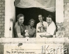 1944-1945, Ankona, Włochy.
Pracowniczki szpitala polowego oknie szpitalnym z pacynkami. Szpital funkcjonował w ramach 5 Kresowej Dywizji Piechoty (5 KDP)  w składzie 2 Korpusu Polskiego.  
Fot. NN, kolekcja Janiny Żylińskiej, zbiory Biblioteki Polskiej im. Ignacego Domeyki w Buenos Aires (Biblioteca Polaca Ignacio Domeyko), reprodukcje cyfrowe w Ośrodku KARTA w Warszawie 



 


 


