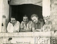 1944-1945, Włochy.
Pracowniczki szpitala polowego w ramach 5 Kresowej Dywizji Piechoty (5 KDP) w składzie 2 Korpusu Polskiego.  
Fot. NN, kolekcja Janiny Żylińskiej, zbiory Biblioteki Polskiej im. Ignacego Domeyki w Buenos Aires (Biblioteca Polaca Ignacio Domeyko), reprodukcje cyfrowe w Ośrodku KARTA w Warszawie 



 


 



