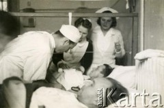 Lata 40., Ankona, Włochy.
Obchód lekarski rannych szpitala polowego działającego w ramach 5 Kresowej Dywizji Piechoty (5 KDP)  w składzie 2 Korpusu Polskiego.  
Fot. NN, kolekcja Janiny Żylińskiej, zbiory Biblioteki Polskiej im. Ignacego Domeyki w Buenos Aires (Biblioteca Polaca Ignacio Domeyko), reprodukcje cyfrowe w Ośrodku KARTA w Warszawie 



 


 



