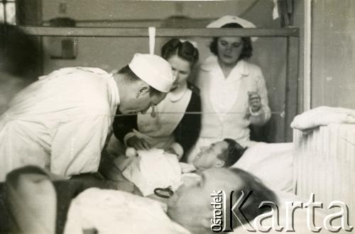 Lata 40., Ankona, Włochy.
Obchód lekarski rannych szpitala polowego działającego w ramach 5 Kresowej Dywizji Piechoty (5 KDP)  w składzie 2 Korpusu Polskiego.  
Fot. NN, kolekcja Janiny Żylińskiej, zbiory Biblioteki Polskiej im. Ignacego Domeyki w Buenos Aires (Biblioteca Polaca Ignacio Domeyko), reprodukcje cyfrowe w Ośrodku KARTA w Warszawie 



 


 


