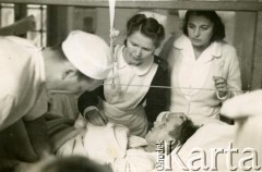 Lata 40., Ankona, Włochy.
Pracownicy szpitala polowego działającego w ramach 5 Kresowej Dywizji Piechoty (5 KDP)  w składzie 2 Korpusu Polskiego.  
Fot. NN, kolekcja Janiny Żylińskiej, zbiory Biblioteki Polskiej im. Ignacego Domeyki w Buenos Aires (Biblioteca Polaca Ignacio Domeyko), reprodukcje cyfrowe w Ośrodku KARTA w Warszawie 



 


 


