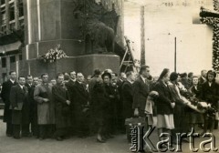 6.08.1952, Buenos Aires, Argentyna.
Blisko 600 przedstawicieli wszystkich Towarzystw Polskich z Buenos Aires oraz z prowincji przybyło złożyć hołd zmarłej 26 lipca 1952 Evie Peron (Duarte).
Fot. NN, kolekcja Towarzystwa śpiewaczego im. F. Chopina, zbiory Biblioteki Polskiej im. Ignacego Domeyki w Buenos Aires (Biblioteca Polaca Ignacio Domeyko), reprodukcje cyfrowe w Ośrodku KARTA w Warszawie (syg.oryg.10)



