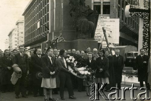 6.08.1952, Buenos Aires, Argentyna.
Blisko 600 przedstawicieli wszystkich Towarzystw Polskich z Buenos Aires oraz z prowincji przybyło złożyć hołd zmarłej 26 lipca 1952 Evie Peron (Duarte).
Fot. NN, kolekcja Towarzystwa śpiewaczego im. F. Chopina, zbiory Biblioteki Polskiej im. Ignacego Domeyki w Buenos Aires (Biblioteca Polaca Ignacio Domeyko), reprodukcje cyfrowe w Ośrodku KARTA w Warszawie (syg.oryg.10)



