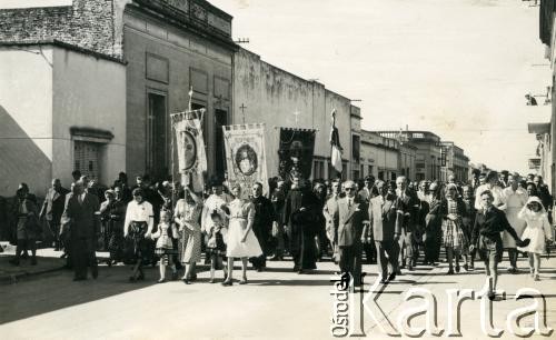 Lata 50., Lujan, Argentyna.
Polacy z Buenos Aires podczas pielgrzymki do Bazyliki w Lujan. Bazylika Niepokalanego Poczęcia Najświętszej Maryi Panny w Lujan jest narodowym sanktuarium Argentyńczyków.
Fot. NN, kolekcja Towarzystwa śpiewaczego im. F. Chopina, zbiory Biblioteki Polskiej im. Ignacego Domeyki w Buenos Aires (Biblioteca Polaca Ignacio Domeyko), reprodukcje cyfrowe w Ośrodku KARTA w Warszawie (syg.oryg.10)



