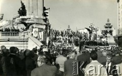 9.05.1966., Buenos Aires, Argentyna.
Społeczność Polaków celebruje 1000-lecie ustanowienia Państwa Polskiego i przyjęcia chrześcijaństwa pod obeliskiem majowym (Piramide de Mayo) na Placu Majowym (Plaza de Mayo), symbolem argentyńskiej wolności.
Fot. NN, kolekcja Towarzystwa śpiewaczego im. F. Chopina, zbiory Biblioteki Polskiej im. Ignacego Domeyki w Buenos Aires (Biblioteca Polaca Ignacio Domeyko), reprodukcje cyfrowe w Ośrodku KARTA w Warszawie (syg.oryg.10)



