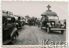 1951, Comodoro Rivadavia, prowincja Chubut, Argentyna.
Pogrzeb kapitana saperów Wojska Polskiego Bogusława Kropidłowskiego.
Fot. NN, zbiory Liliany Zenger, reprodukcje cyfrowe w Bibliotece Polskiej im. Ignacego Domeyki w Buenos Aires (Biblioteca Polaca Ignacio Domeyko) i w Ośrodku KARTA w Warszawie.