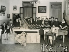 Po 1945, Buenos Aires, Argentyna.
Członkowie „Ogniska Polskiego” w czasie zbiórki dla uchodźców z Polski.
Fot. NN, kolekcja Ognisko Polskie (sygnatura 51), zbiory Biblioteki Polskiej im. Ignacego Domeyki w Buenos Aires (Biblioteca Polaca Ignacio Domeyko), reprodukcje cyfrowe w Ośrodku KARTA w Warszawie