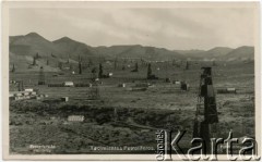 Brak daty, Comodoro Rivadavia, prowincja Chubut, Argentyna.
Pola naftowe Valle C.
Fot. Kohlmann, zbiory Liliany Zenger, reprodukcje cyfrowe w Bibliotece Polskiej im. Ignacego Domeyki w Buenos Aires (Biblioteca Polaca Ignacio Domeyko) i w Ośrodku KARTA w Warszawie.