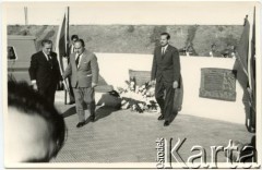 1966, Comodoro Rivadavia, prowincja Chubut, Argentyna.
Lisandro Guarnieri (drugi z lewej) i Jan Józef Koprowski (z prawej) podczas odsłonięcia tablicy upamietniającej ojca Luis Dabrowskiego. Przy okazji uczczono Milenium chrztu Polski.
Fot. NN, zbiory Liliany Zenger, reprodukcje cyfrowe w Bibliotece Polskiej im. Ignacego Domeyki w Buenos Aires (Biblioteca Polaca Ignacio Domeyko) i w Ośrodku KARTA w Warszawie.