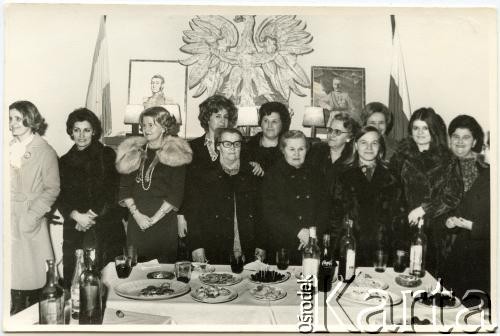 Lata 60., Comodoro Rivadavia, prowincja Chubut, Argentyna.
Polki w Domu Polskim. Matka Ireny Milek (czwarta z prawej).
Fot. NN, zbiory Liliany Zenger, reprodukcje cyfrowe w Bibliotece Polskiej im. Ignacego Domeyki w Buenos Aires (Biblioteca Polaca Ignacio Domeyko) i w Ośrodku KARTA w Warszawie.