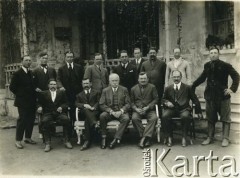 Przed 1926, prawdopodobnie Argentyna.
Hrabia Ksawery Orłowski (siedzi 3. od lewej) w towarzystwie nieznanych osób.
Fot. NN, kolekcja rodziny Orłowskich, zbiory Biblioteki Polskiej im. Ignacego Domeyki w Buenos Aires (Biblioteca Polaca Ignacio Domeyko), reprodukcje cyfrowe w Ośrodku KARTA w Warszawie
