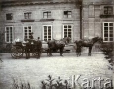 Początek XX wieku, Malejowce, Polska.
Hrabia Ksawery Orłowski (stoi 2. od prawej) przy powozie.
Fot. NN, kolekcja rodziny Orłowskich, zbiory Biblioteki Polskiej im. Ignacego Domeyki w Buenos Aires (Biblioteca Polaca Ignacio Domeyko), reprodukcje cyfrowe w Ośrodku KARTA w Warszawie