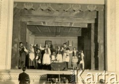 1922, Buenos Aires, Argentyna.
Przedstawienie „Krakowiacy i górale” w siedzibie Towarzystwa Wolna Polska.
Fot. NN, kolekcja Towarzystwo Wolna Polska (sygnatura 145), zbiory Biblioteki Polskiej im. Ignacego Domeyki w Buenos Aires (Biblioteca Polaca Ignacio Domeyko), reprodukcje cyfrowe w Ośrodku KARTA w Warszawie