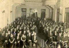 1922, Buenos Aires, Argentyna.
Widownia przedstawienia „Krakowiacy i górale” w siedzibie Towarzystwa Wolna Polska. Wśród widzów poseł RP w Buenos Aires Władysław Mazurkiewicz (po lewej stronie w pierwszym rzędzie 2. od prawej) z żoną Ines (obok męża).
Fot. NN, kolekcja Towarzystwo Wolna Polska (sygnatura 145), zbiory Biblioteki Polskiej im. Ignacego Domeyki w Buenos Aires (Biblioteca Polaca Ignacio Domeyko), reprodukcje cyfrowe w Ośrodku KARTA w Warszawie