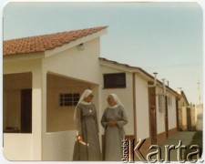 1986-1987, Santa Teresita, Argentyna.
Siostry Krystyna Baścik i Maria Aleksandra Piotrowska (po prawej).
Fot. NN, zbiory Zgromadzenia Sióstr Zmartwychwstania Pańskiego w Buenos Aires, reprodukcje cyfrowe w  Bibliotece Polskiej im. Ignacego Domeyki w Buenos Aires (Biblioteca Polaca Ignacio Domeyko) i w Ośrodku KARTA w Warszawie
