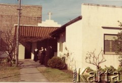 1973, Lanus, prowincja Buenos Aires, Argentyna.
Przed domem zakonnym sióstr zmartwychwstanek z Polski – m.in. siostry Emanuela i Akwina Dąbrowska.
Fot. NN, zbiory Zgromadzenia Sióstr Zmartwychwstania Pańskiego w Buenos Aires, reprodukcje cyfrowe w  Bibliotece Polskiej im. Ignacego Domeyki w Buenos Aires (Biblioteca Polaca Ignacio Domeyko) i w Ośrodku KARTA w Warszawie

