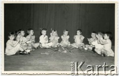Po 1962, Buenos Aires, Argentyna.
Przedstawienie w przedszkolu prowadzonym przez polskie siostry zmartwychwstanki przy ul. Zapiola w dzielnicy Belgrano.
Fot. NN, zbiory Zgromadzenia Sióstr Zmartwychwstania Pańskiego w Buenos Aires, reprodukcje cyfrowe w  Bibliotece Polskiej im. Ignacego Domeyki w Buenos Aires (Biblioteca Polaca Ignacio Domeyko) i w Ośrodku KARTA w Warszawie
