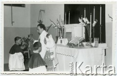 1963-1964, Lanus, prowincja Buenos Aires, Argentyna.
Ksiądz Ksawery Solecki odprawia mszę w kaplicy sióstr zmartwychwstanek.
Fot. NN, zbiory Zgromadzenia Sióstr Zmartwychwstania Pańskiego w Buenos Aires, reprodukcje cyfrowe w  Bibliotece Polskiej im. Ignacego Domeyki w Buenos Aires (Biblioteca Polaca Ignacio Domeyko) i w Ośrodku KARTA w Warszawie
