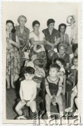 Po 1962, Buenos Aires, Argentyna.
Polki ze swoimi dziećmi w przedszkolu prowadzonym przez polskie siostry zmartwychwstanki przy ul. Zapiola w dzielnicy Belgrano.
Fot. NN, zbiory Zgromadzenia Sióstr Zmartwychwstania Pańskiego w Buenos Aires, reprodukcje cyfrowe w  Bibliotece Polskiej im. Ignacego Domeyki w Buenos Aires (Biblioteca Polaca Ignacio Domeyko) i w Ośrodku KARTA w Warszawie
