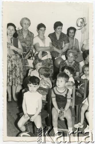 Po 1962, Buenos Aires, Argentyna.
Polki ze swoimi dziećmi w przedszkolu prowadzonym przez polskie siostry zmartwychwstanki przy ul. Zapiola w dzielnicy Belgrano.
Fot. NN, zbiory Zgromadzenia Sióstr Zmartwychwstania Pańskiego w Buenos Aires, reprodukcje cyfrowe w  Bibliotece Polskiej im. Ignacego Domeyki w Buenos Aires (Biblioteca Polaca Ignacio Domeyko) i w Ośrodku KARTA w Warszawie

