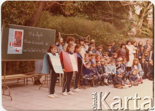 17.08.1982., Buenos Aires, Argentyna.
Uroczystość w szkole prowadzonej przez polskie siostry zmartwychwstanki.
Fot. NN, zbiory Zgromadzenia Sióstr Zmartwychwstania Pańskiego w Buenos Aires, reprodukcje cyfrowe w  Bibliotece Polskiej im. Ignacego Domeyki w Buenos Aires (Biblioteca Polaca Ignacio Domeyko) i w Ośrodku KARTA w Warszawie