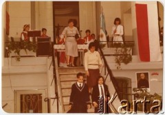 1982, Buenos Aires, Argentyna.
Uroczystość z okazji kanonizacji ojca Maksymiliana Marii Kolbe w szkole prowadzonej przez polskie siostry zmartwychwstanki.
Fot. NN, zbiory Zgromadzenia Sióstr Zmartwychwstania Pańskiego w Buenos Aires, reprodukcje cyfrowe w  Bibliotece Polskiej im. Ignacego Domeyki w Buenos Aires (Biblioteca Polaca Ignacio Domeyko) i w Ośrodku KARTA w Warszawie
