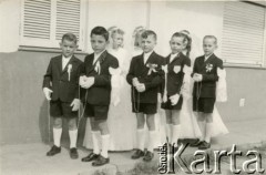 Lata 70., Buenos Aires, Argentyna.
Pierwsza komunia – polskie dzieci ze szkoły prowadzonej przez siostry zmartwychwstanki z Polski.
Fot. NN, zbiory Zgromadzenia Sióstr Zmartwychwstania Pańskiego w Buenos Aires, reprodukcje cyfrowe w  Bibliotece Polskiej im. Ignacego Domeyki w Buenos Aires (Biblioteca Polaca Ignacio Domeyko) i w Ośrodku KARTA w Warszawie
