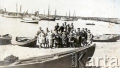 Lata 30., Półwysep Helski, Polska.
Na Helu.
Fot. NN, zbiory  Archiwum Ojców Franciszkanów w Polskiej Misji Katolickiej w Martin Coronado, reprodukcje cyfrowe w  Bibliotece Polskiej im. Ignacego Domeyki w Buenos Aires (Biblioteca Polaca Ignacio Domeyko) i w Ośrodku KARTA w Warszawie