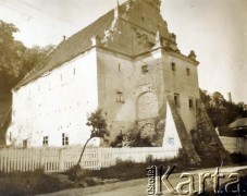 Lata 30., Kazimierz Dolny nad Wisłą, Polska.
Spichlerz.
Fot. NN, zbiory  Archiwum Ojców Franciszkanów w Polskiej Misji Katolickiej w Martin Coronado, reprodukcje cyfrowe w  Bibliotece Polskiej im. Ignacego Domeyki w Buenos Aires (Biblioteca Polaca Ignacio Domeyko) i w Ośrodku KARTA w Warszawie