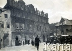 Lata 30., Kazimierz Dolny nad Wisłą, Polska.
Kamienica pod św. Mikołajem (lewa) i Krzysztofem (prawa).
Fot. NN, zbiory  Archiwum Ojców Franciszkanów w Polskiej Misji Katolickiej w Martin Coronado, reprodukcje cyfrowe w  Bibliotece Polskiej im. Ignacego Domeyki w Buenos Aires (Biblioteca Polaca Ignacio Domeyko) i w Ośrodku KARTA w Warszawie
