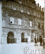 Lata 30., Kazimierz Dolny nad Wisłą, Polska.
Kamienica pod św. Mikołajem.
Fot. NN, zbiory  Archiwum Ojców Franciszkanów w Polskiej Misji Katolickiej w Martin Coronado, reprodukcje cyfrowe w  Bibliotece Polskiej im. Ignacego Domeyki w Buenos Aires (Biblioteca Polaca Ignacio Domeyko) i w Ośrodku KARTA w Warszawie
