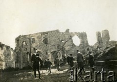 Lata 30., Polska.
W ruinach zamku.
Fot. NN, zbiory  Archiwum Ojców Franciszkanów w Polskiej Misji Katolickiej w Martin Coronado, reprodukcje cyfrowe w  Bibliotece Polskiej im. Ignacego Domeyki w Buenos Aires (Biblioteca Polaca Ignacio Domeyko) i w Ośrodku KARTA w Warszawie
