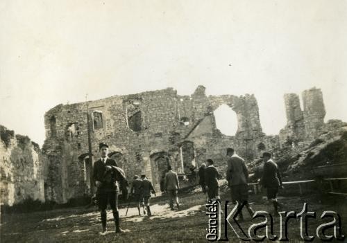 Lata 30., Polska.
W ruinach zamku.
Fot. NN, zbiory  Archiwum Ojców Franciszkanów w Polskiej Misji Katolickiej w Martin Coronado, reprodukcje cyfrowe w  Bibliotece Polskiej im. Ignacego Domeyki w Buenos Aires (Biblioteca Polaca Ignacio Domeyko) i w Ośrodku KARTA w Warszawie