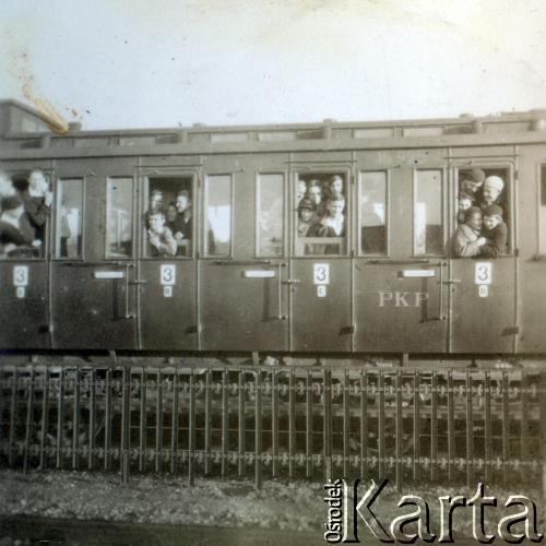 3-6.06.1931, Laskowice, Polska.
W drodze nad morze.
Fot. NN, zbiory  Archiwum Ojców Franciszkanów w Polskiej Misji Katolickiej w Martin Coronado, reprodukcje cyfrowe w  Bibliotece Polskiej im. Ignacego Domeyki w Buenos Aires (Biblioteca Polaca Ignacio Domeyko) i w Ośrodku KARTA w Warszawie
