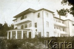 3-6.06.1931, Jastrzębia Góra, Polska.
Willa Bałtyk.
Fot. NN, zbiory  Archiwum Ojców Franciszkanów w Polskiej Misji Katolickiej w Martin Coronado, reprodukcje cyfrowe w  Bibliotece Polskiej im. Ignacego Domeyki w Buenos Aires (Biblioteca Polaca Ignacio Domeyko) i w Ośrodku KARTA w Warszawie
