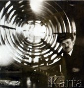 3-6.06.1931, Rozewie, Polska.
W latarni morskiej.
Fot. NN, zbiory  Archiwum Ojców Franciszkanów w Polskiej Misji Katolickiej w Martin Coronado, reprodukcje cyfrowe w  Bibliotece Polskiej im. Ignacego Domeyki w Buenos Aires (Biblioteca Polaca Ignacio Domeyko) i w Ośrodku KARTA w Warszawie
