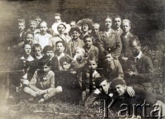 Czerwiec 1931, okolice Jeziora Żarnowieckiego, Polska.
Wycieczka szkolna. 
Fot. NN, zbiory  Archiwum Ojców Franciszkanów w Polskiej Misji Katolickiej w Martin Coronado, reprodukcje cyfrowe w  Bibliotece Polskiej im. Ignacego Domeyki w Buenos Aires (Biblioteca Polaca Ignacio Domeyko) i w Ośrodku KARTA w Warszawie
