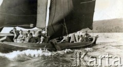 Czerwiec 1931, Jezioro Żarnowieckie, Polska.
Rejs. 
Fot. NN, zbiory  Archiwum Ojców Franciszkanów w Polskiej Misji Katolickiej w Martin Coronado, reprodukcje cyfrowe w  Bibliotece Polskiej im. Ignacego Domeyki w Buenos Aires (Biblioteca Polaca Ignacio Domeyko) i w Ośrodku KARTA w Warszawie
