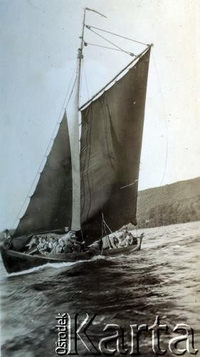 Czerwiec 1931, Jezioro Żarnowieckie, Polska.
Rejs. 
Fot. NN, zbiory  Archiwum Ojców Franciszkanów w Polskiej Misji Katolickiej w Martin Coronado, reprodukcje cyfrowe w  Bibliotece Polskiej im. Ignacego Domeyki w Buenos Aires (Biblioteca Polaca Ignacio Domeyko) i w Ośrodku KARTA w Warszawie
