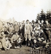 Czerwiec 1931, okolice Jeziora Żarnowieckiego, Polska.
Uczniowie ze złowionym szczupakiem. 
Fot. NN, zbiory  Archiwum Ojców Franciszkanów w Polskiej Misji Katolickiej w Martin Coronado, reprodukcje cyfrowe w  Bibliotece Polskiej im. Ignacego Domeyki w Buenos Aires (Biblioteca Polaca Ignacio Domeyko) i w Ośrodku KARTA w Warszawie
